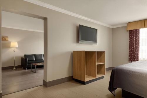 Suite Deluxe con cama grande - No fumadores del hotel Super 8 by Wyndham Meadowlands. Foto 2