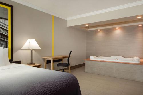 Suite Deluxe con cama grande - No fumadores del hotel Super 8 by Wyndham Meadowlands. Foto 3