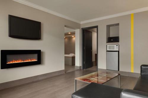 Suite Deluxe con cama grande - No fumadores del hotel Super 8 by Wyndham Meadowlands. Foto 4