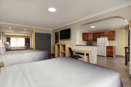 Suite Business de 1 dormitorio - 2 camas dobles - No fumadores del hotel Super 8 by Wyndham Meadowlands. Foto 1