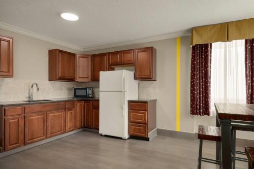 Suite Business de 1 dormitorio - 2 camas dobles - No fumadores del hotel Super 8 by Wyndham Meadowlands. Foto 2