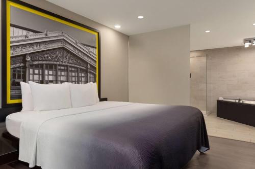 Suite con cama extragrande - No fumadores del hotel Super 8 by Wyndham Meadowlands. Foto 1