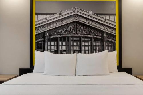 Suite con cama extragrande - No fumadores del hotel Super 8 by Wyndham Meadowlands. Foto 3