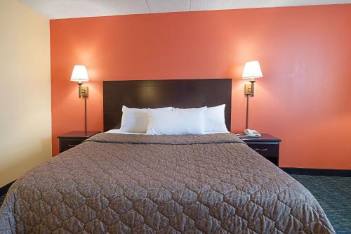 Habitación - 1 cama extragrande - No fumadores del hotel Rodeway Inn Meadowlands Secaucus. Foto 4