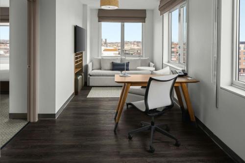 Suite de 1 dormitorio con 2 camas grandes del hotel Element Harrison - Newark