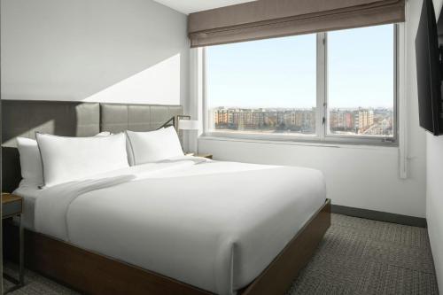 Suite de 1 dormitorio adaptada para personas con movilidad reducida y discapacidad auditiva con ducha accesible en silla de ruedas y sofá cama - Cama extragrande del hotel Element Harrison - Newark. Foto 1