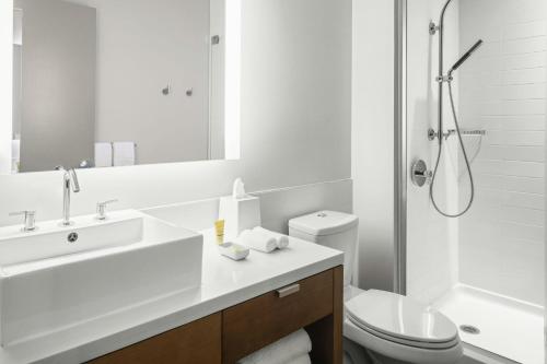 Suite de 1 dormitorio adaptada para personas con movilidad reducida y discapacidad auditiva con ducha accesible en silla de ruedas y sofá cama - Cama extragrande del hotel Element Harrison - Newark. Foto 3