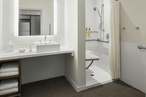 Suite de 1 dormitorio adaptada para personas con movilidad reducida y discapacidad auditiva con ducha accesible en silla de ruedas y sofá cama - Cama extragrande del hotel Element Harrison - Newark. Foto 4