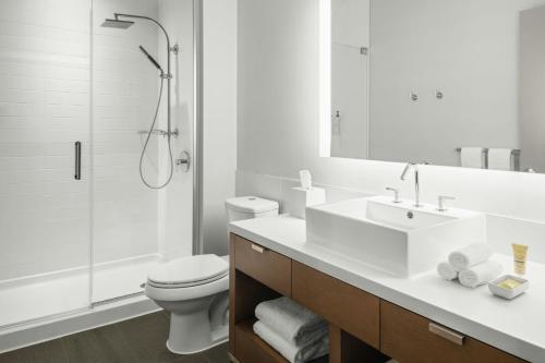 Suite de 1 dormitorio adaptada para personas con movilidad reducida y discapacidad auditiva con ducha accesible en silla de ruedas y sofá cama - Cama extragrande del hotel Element Harrison - Newark. Foto 5