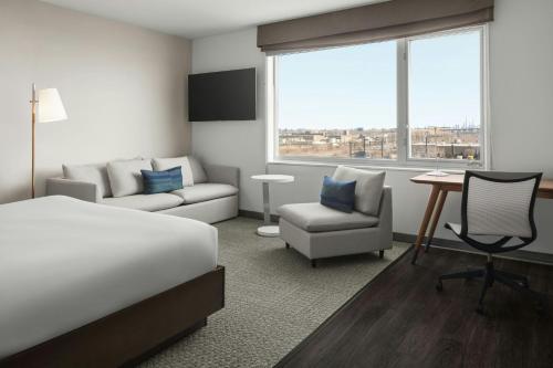 Estudio adaptado para personas con movilidad reducida y discapacidad auditiva con ducha accesible en silla de ruedas y sofá cama - Cama extragrande del hotel Element Harrison - Newark. Foto 3