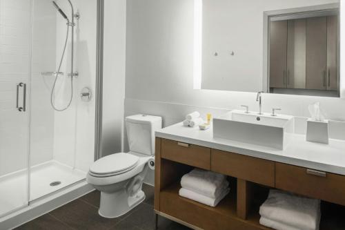 Estudio adaptado para personas con movilidad reducida y discapacidad auditiva con ducha accesible en silla de ruedas y sofá cama - Cama extragrande del hotel Element Harrison - Newark. Foto 4