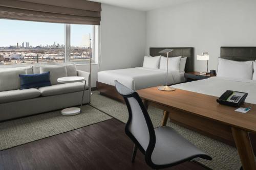 Studio with Two Queen Beds and Roll - In Shower - Mobility and Hearing Accessible del hotel Element Harrison - Newark