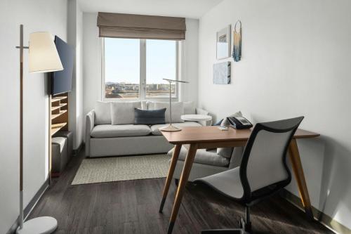 Suite de 1 dormitorio con 2 camas grandes del hotel Element Harrison - Newark. Foto 3