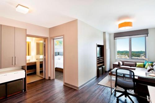 Suite de 1 dormitorio con cama extragrande y sofá cama del hotel Element Harrison - Newark