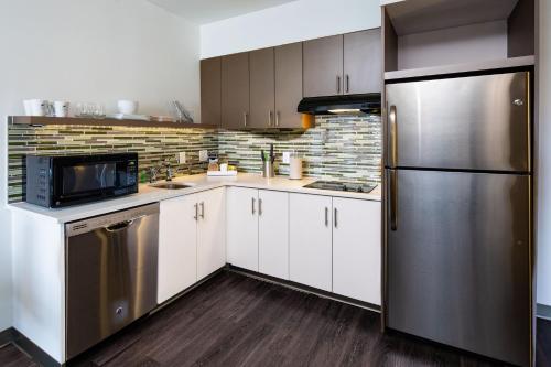 Suite de 1 dormitorio con 2 camas grandes del hotel Element Harrison - Newark. Foto 7