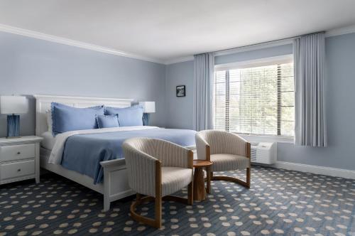 Habitación con cama extragrande del hotel Southampton Inn