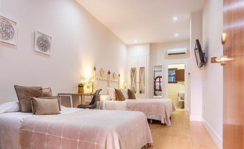 Habitación Doble con cama supletoria del hotel Patio De La Alameda