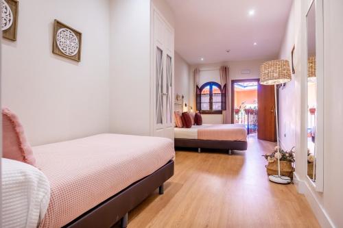 Habitación Doble con cama supletoria del hotel Patio De La Alameda. Foto 2