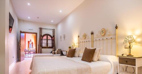 Habitación Doble con cama supletoria del hotel Patio De La Alameda. Foto 3