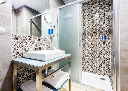 Habitación Doble con cama supletoria del hotel Patio De La Alameda. Foto 6