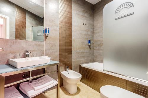 Habitación Doble con cama supletoria del hotel Patio De La Alameda. Foto 7