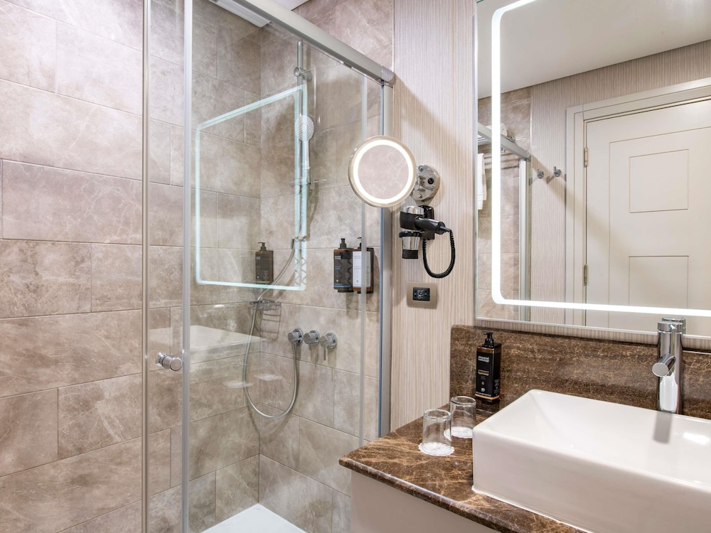 Habitación Doble Estándar con una cama doble del hotel Mercure Tbilisi Old Town. Foto 4