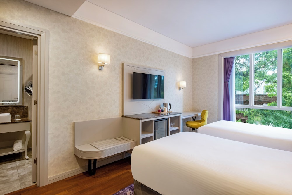 Habitación Twin Estándar con camas gemelas del hotel Mercure Tbilisi Old Town. Foto 1