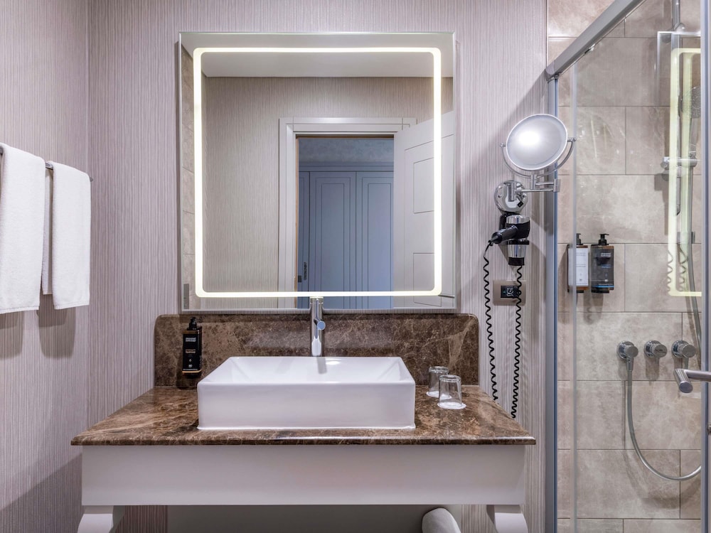 Habitación Twin Estándar con camas gemelas del hotel Mercure Tbilisi Old Town. Foto 6