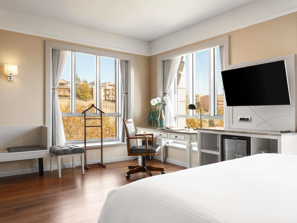 Suite Ejecutiva con una cama doble del hotel Mercure Tbilisi Old Town. Foto 3