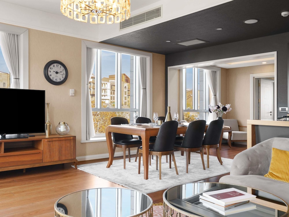 Suite Ejecutiva con una cama doble del hotel Mercure Tbilisi Old Town. Foto 5