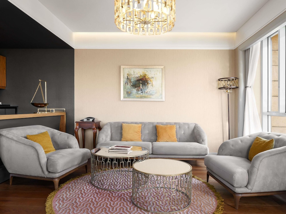 Suite Ejecutiva con una cama doble del hotel Mercure Tbilisi Old Town. Foto 9