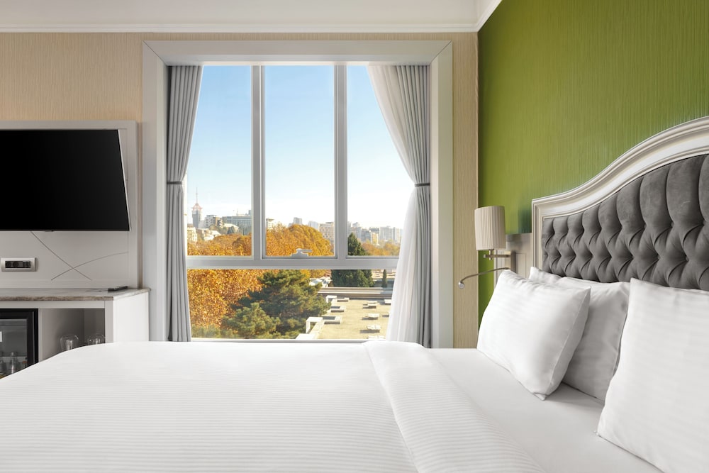 Suite Ejecutiva con una cama doble del hotel Mercure Tbilisi Old Town. Foto 14