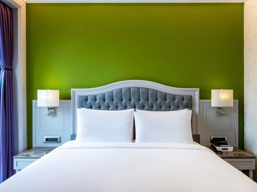 Habitación Doble Estándar con una cama doble del hotel Mercure Tbilisi Old Town. Foto 4
