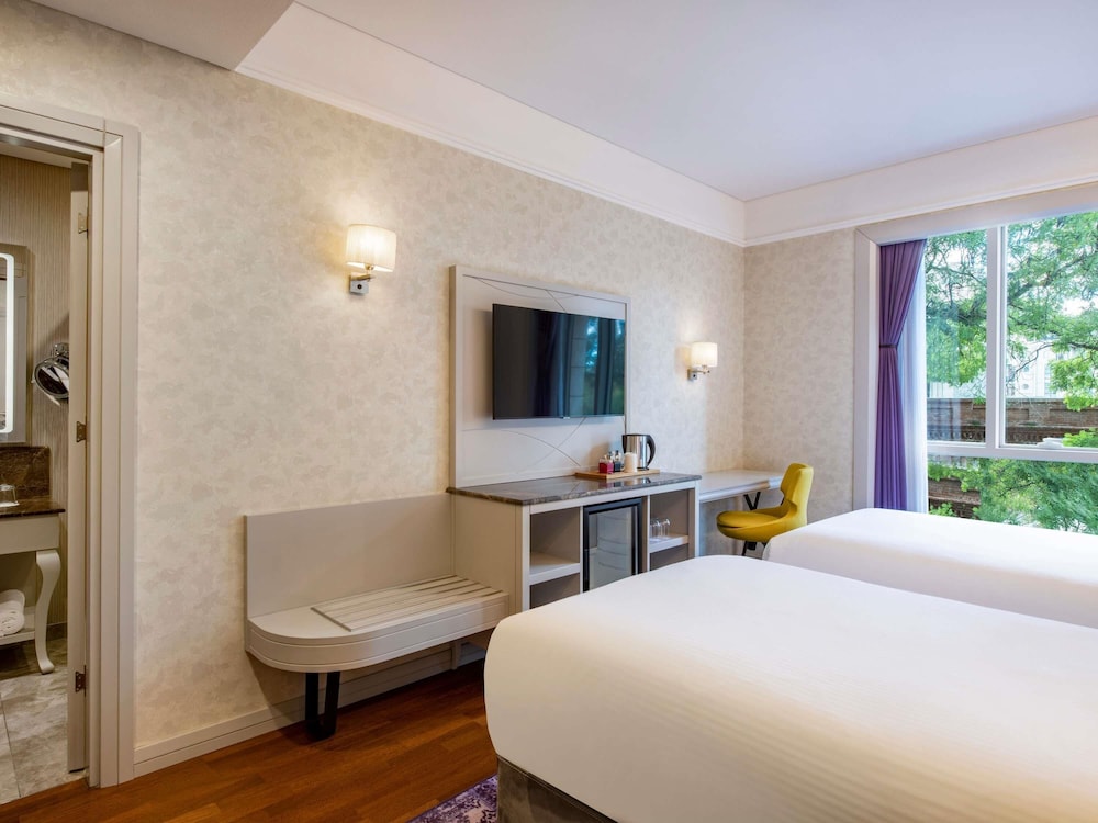 Habitación Twin Estándar con camas gemelas del hotel Mercure Tbilisi Old Town. Foto 7