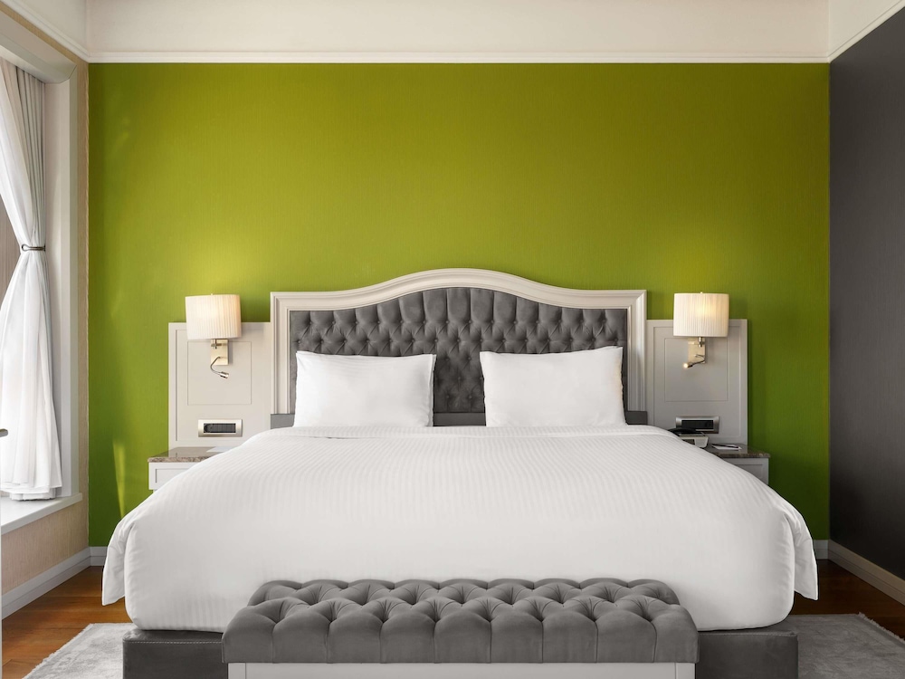 Suite Ejecutiva con una cama doble del hotel Mercure Tbilisi Old Town. Foto 14