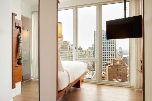Habitación con vistas al cielo - 1 cama extragrande del hotel Arlo Nomad. Foto 4