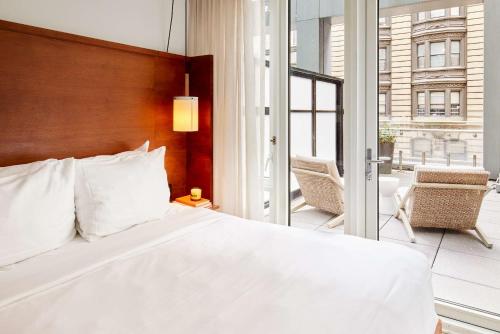 Alojamiento con terraza - 1 cama grande del hotel Arlo Nomad. Foto 1