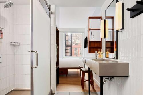 Habitación con cama grande del hotel Arlo Nomad