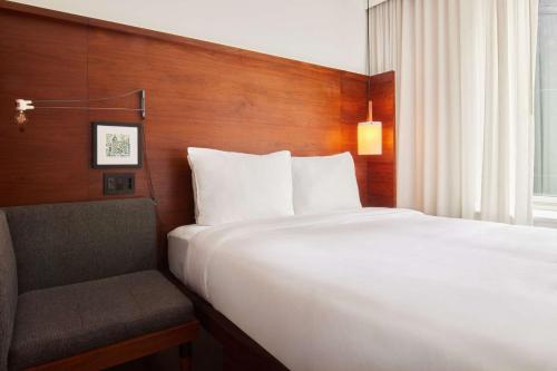 Habitación con cama grande del hotel Arlo Nomad. Foto 1