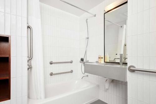 Habitación Accesible con litera del hotel Arlo Nomad. Foto 1