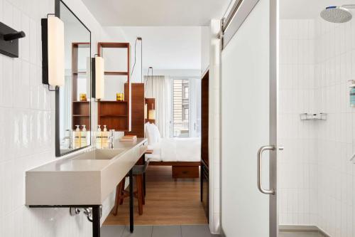 Alojamiento con terraza - 1 cama grande del hotel Arlo Nomad