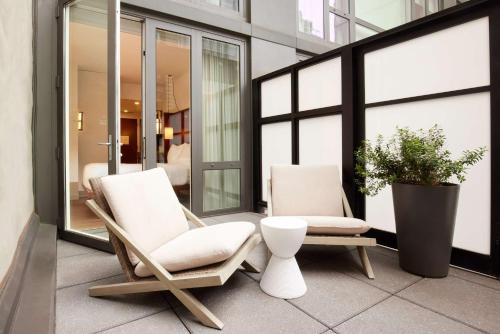 Alojamiento con terraza - 1 cama grande del hotel Arlo Nomad. Foto 2