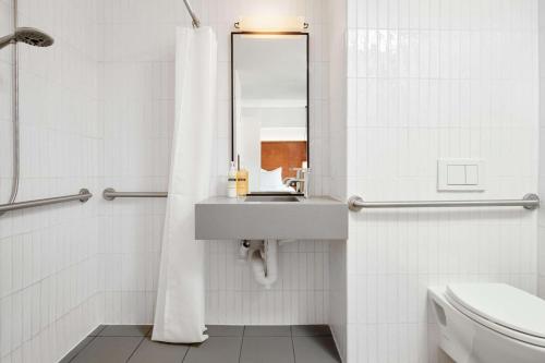 Habitación City adaptada - Cama grande del hotel Arlo Nomad. Foto 1