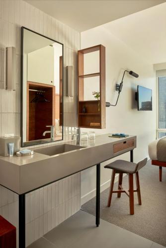 Habitación con cama grande del hotel Arlo Nomad. Foto 5