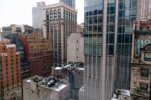 Habitación Esquinera con cama grande del hotel Arlo Nomad. Foto 3