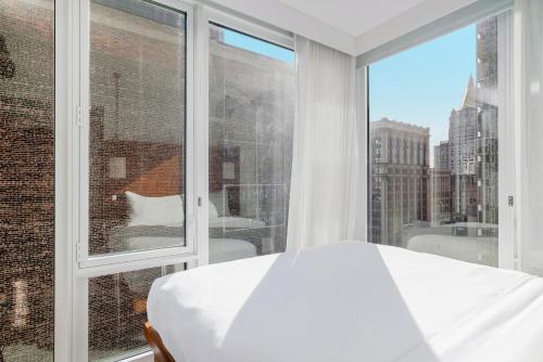 Habitación Esquinera con cama grande del hotel Arlo Nomad. Foto 7