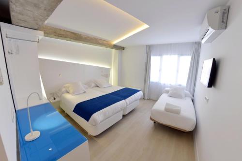 Habitación Triple del hotel Atarazanas Malaga Boutique. Foto 1