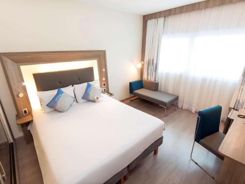 HABITACIÓN STANDARD ADAPTADA CON 1 CAMA DOBLE del hotel Novotel Santos Gonzaga. Foto 2