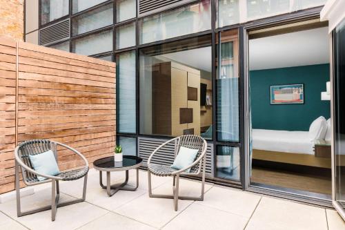 Habitación con cama extragrande y balcón del hotel Hilton Garden Inn New York Times Square North. Foto 1