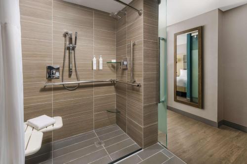 Habitación Doble con vistas a la ciudad y ducha adaptada - 2 camas dobles - Adaptada para personas con discapacidad del hotel Hilton Garden Inn New York Times Square North. Foto 2